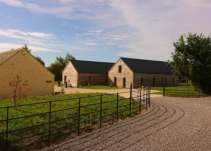 Luxury Lodge @ Ewen Barn - Private 5* Retreat